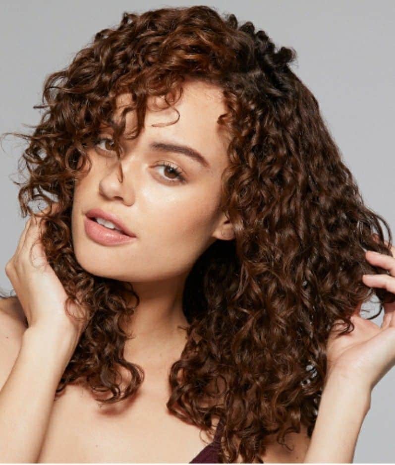Gorgeous woman with natural 3A curly hairstyle for spring.